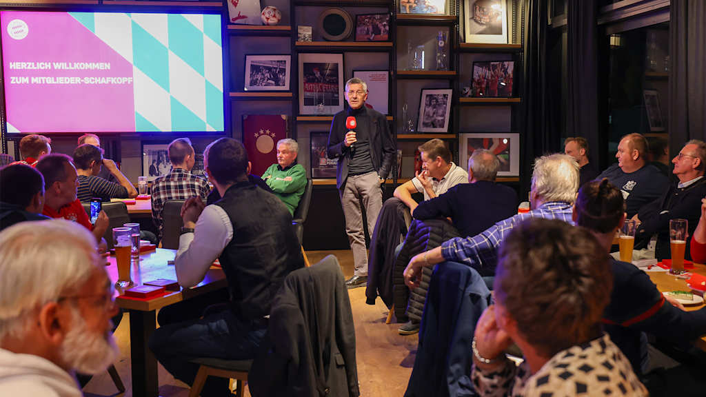 President Herbert Hainer opens the third members' Schafkopf tournament at the FC Bayern clubhouse.