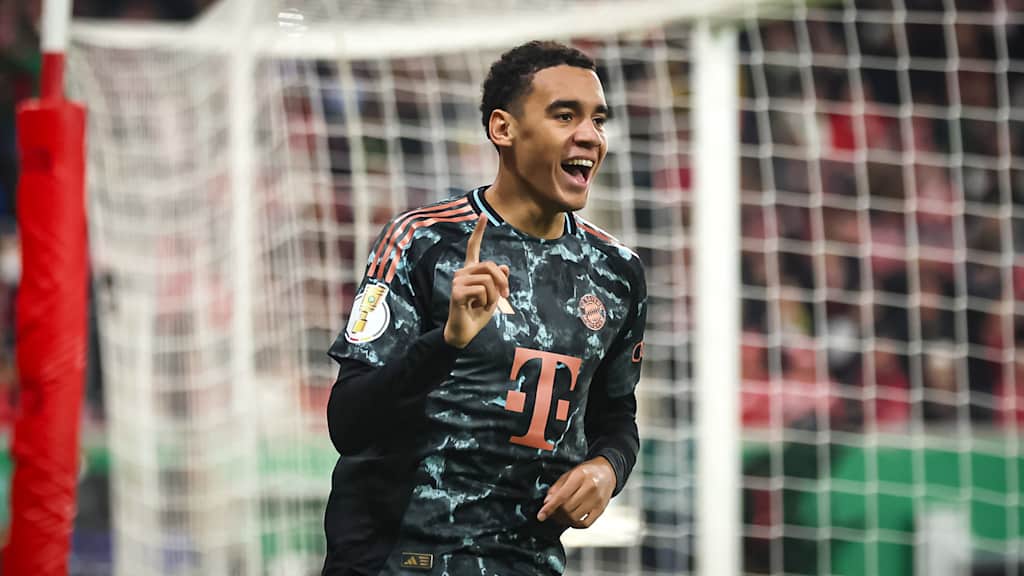 Jamal Musiala celebra tras marcar un gol en el partido de la Copa DFB en Maguncia.