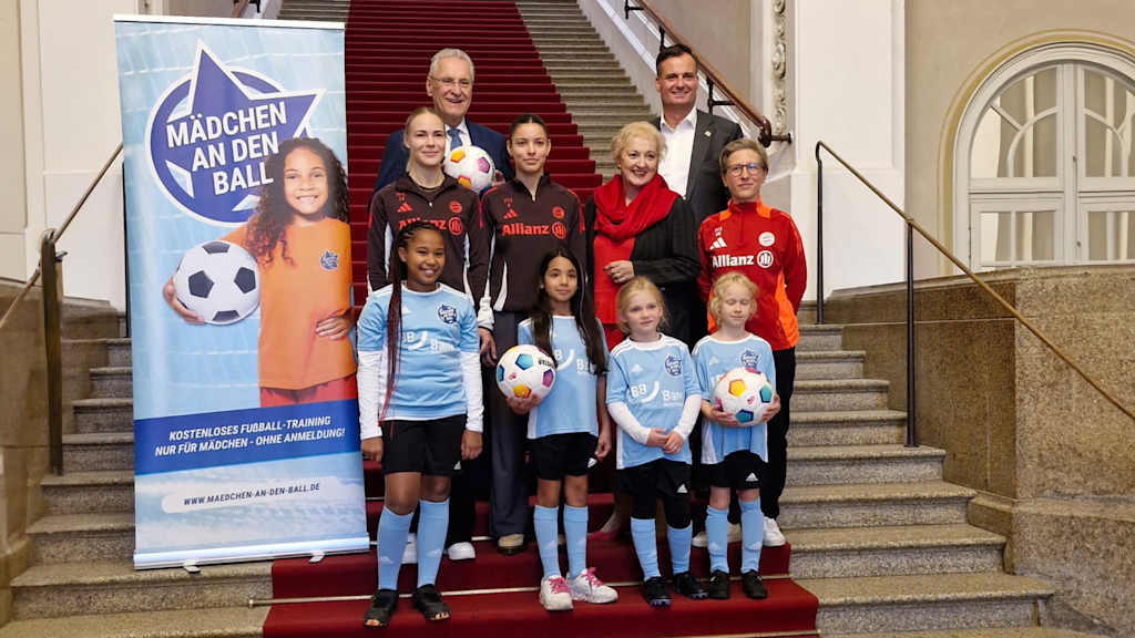 Sportminister Joachim Herrmann beim Projekt „Maedchen an den Ball“