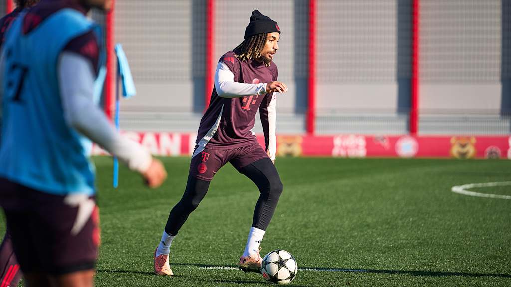 Sacha Boey dribbelt mit dem Ball im Training des FC Bayern