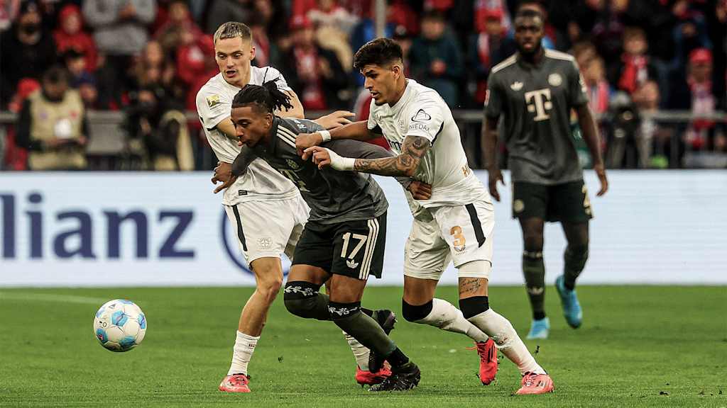 Michael Olise nimmt es im Spiel gegen Leverkusen gleich mit mehreren Gegenspielern auf.