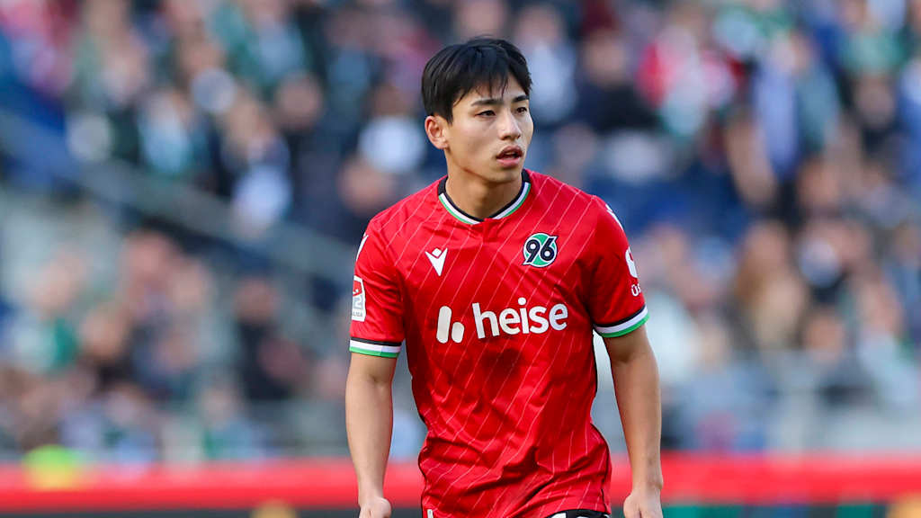 Hyunju Lee, FC Bayern loanee, in action against Karlsruher SC.