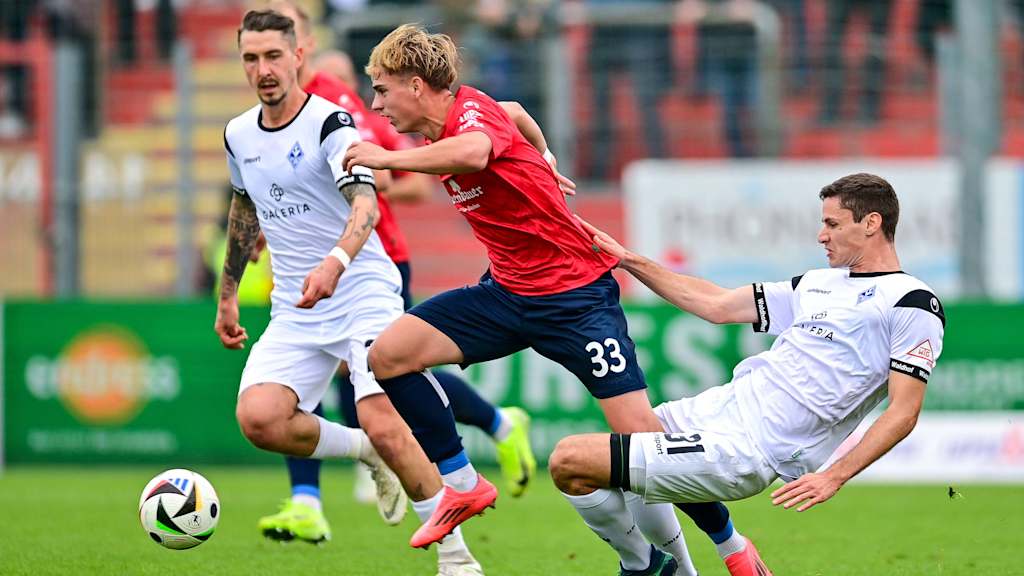Maximilian Hennig, FC Bayern loanee, in a duel.
