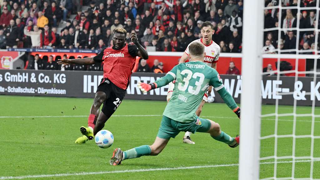 Alexander Nübel, FC Bayern loanees, saves from Victor Boniface.