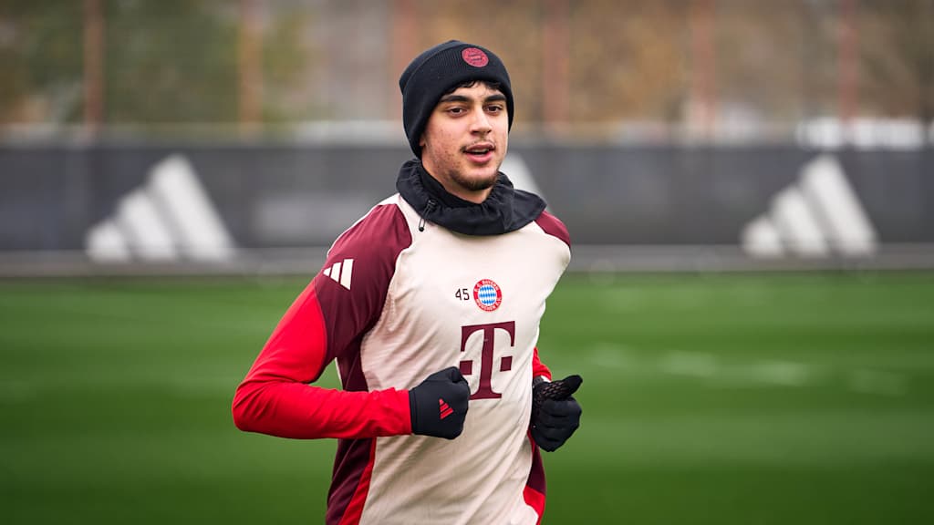 Aleksandar Pavlović bei einer individuellen Laufeinheit beim FC Bayern