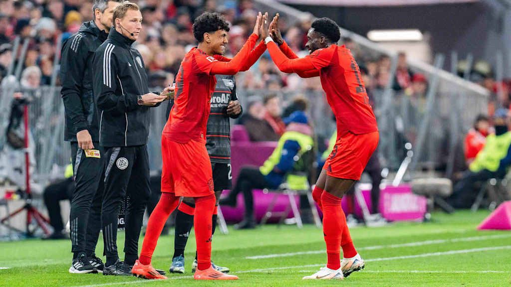 Adam Aznou wird für Alphonso Davies eingewechselt