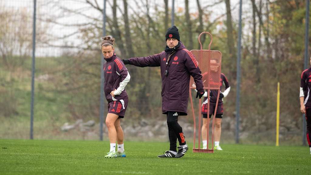 Julia Zigiotti und Alexander Straus im Training der FC Bayern Frauen.