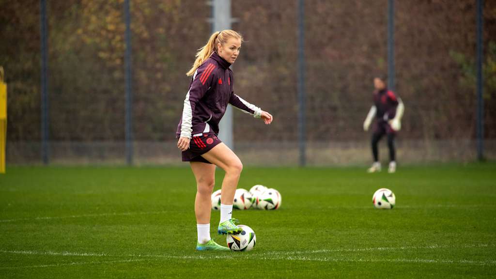 Glódís Viggósdóttir im Training der FC Bayern Frauen