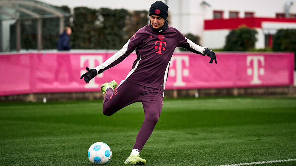 Aleksandar Pavlovic vom FC Bayern trainiert mit dem Ball auf dem Trainingsplatz an der Säbener Straße.