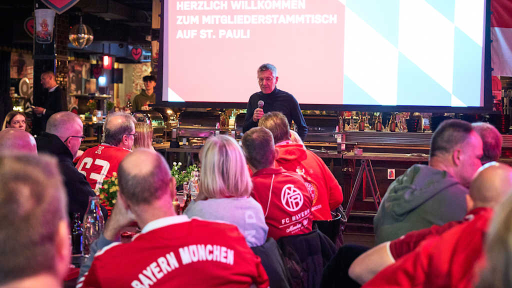 Herbert Hainer speaking at Bayern's members' get-together in St. Pauli