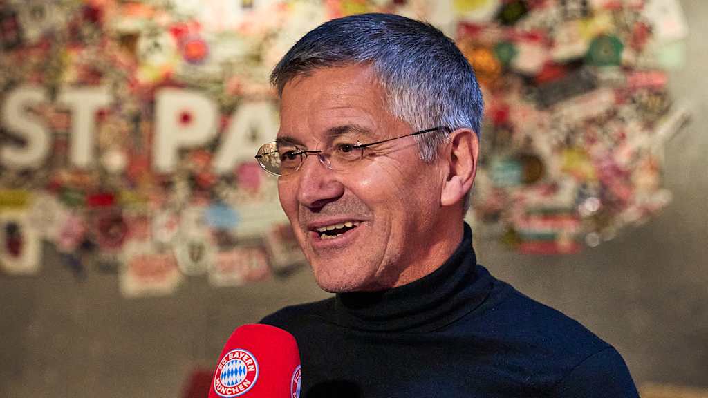 Herbert Hainer speaks at the FC Bayern members' Stammtisch in St. Pauli