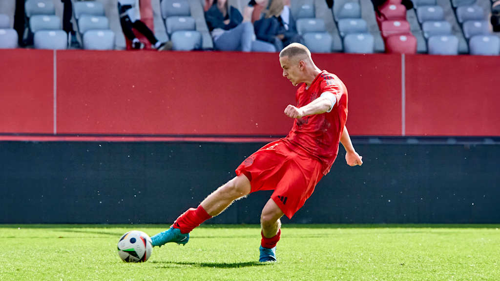 Yll Gashi in der Partie zwischen der FC Bayern U17 und dem Nachwuchs von Jahn Regensburg.