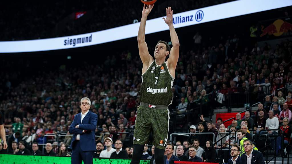 Devin Booker faces his former club in Istanbul.