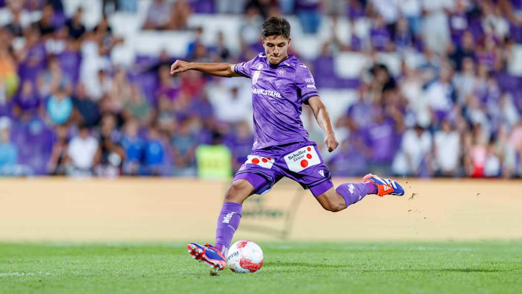 Matteo Pérez Vinlöf, FC Bayern loanee, in action for Austria Wien at Wolfsberger AC.