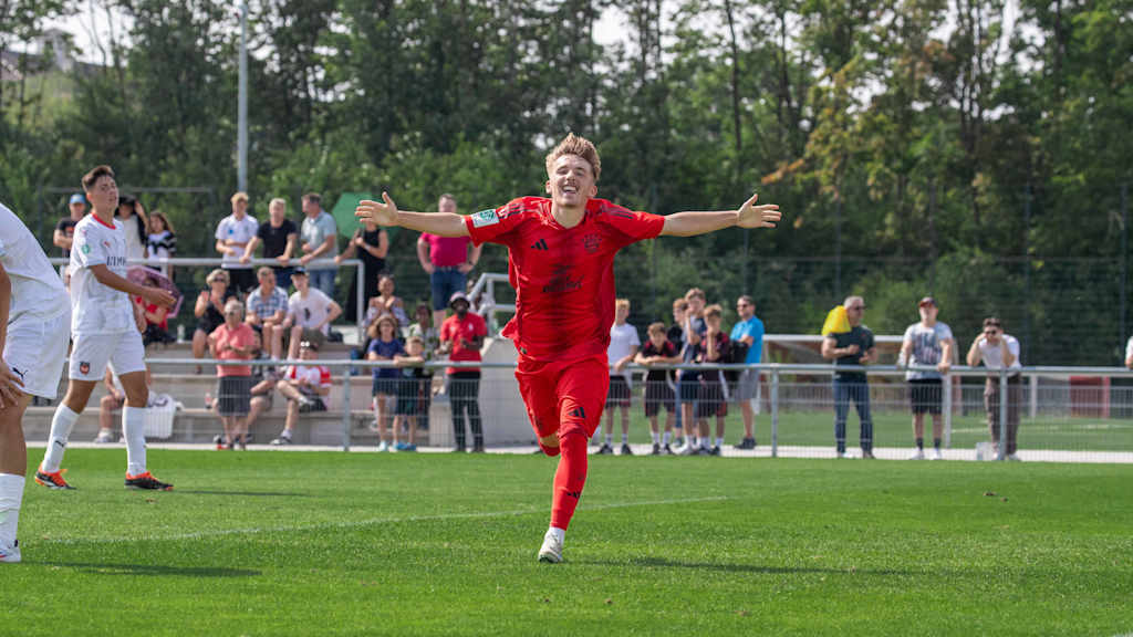 Lennart Karl bejubelt einen Treffer für die U17 des FC Bayern.