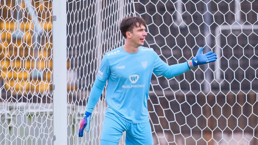 Lukas Schneller, FC Bayern loanee, in action for 1. FC Schweinfurt against SpVgg Hankofen-Hailing.