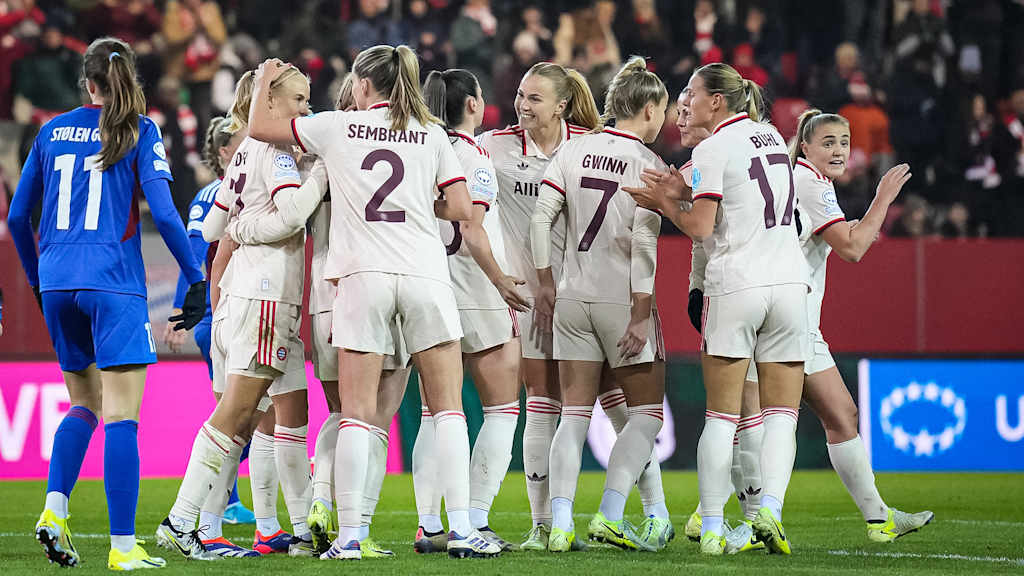 Team, Jubel, im Heimspiel der FC Bayern Frauen gegen Vålerenga Oslo