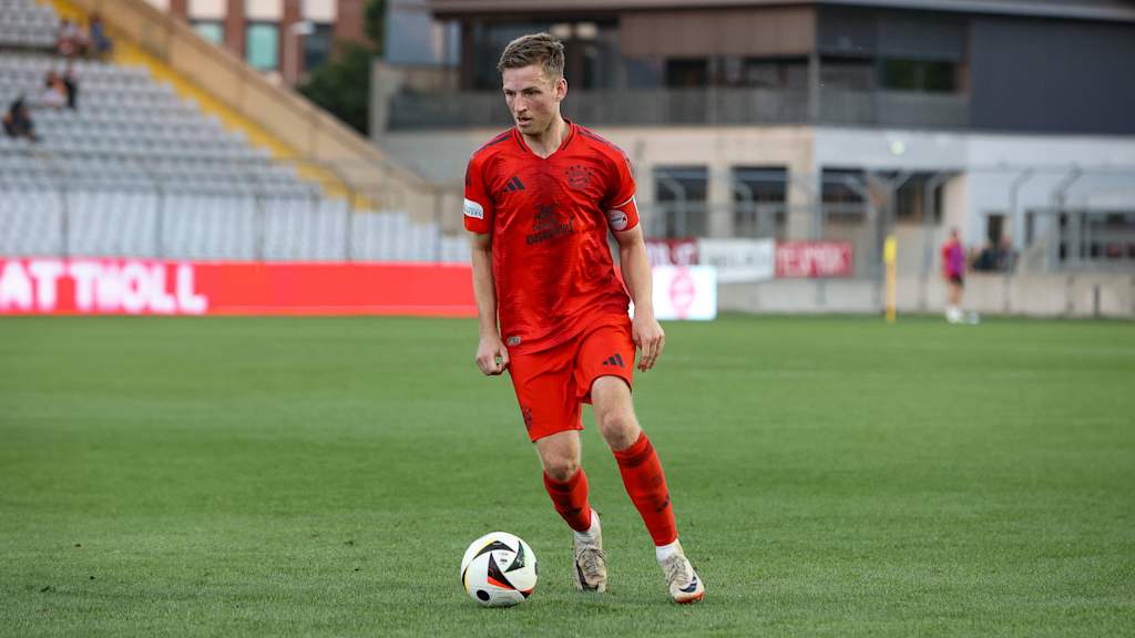 Timo Kern von den FC Bayern Amateuren mit Ball im Gruenwalder Stadion