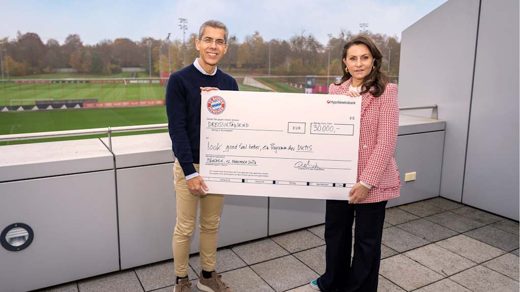 Michael Diederich hands over a cheque for €30,000 to DKMS