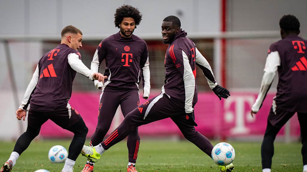 Dayot Upamecano blickt dem Ball im FC Bayern-Training hinterher.
