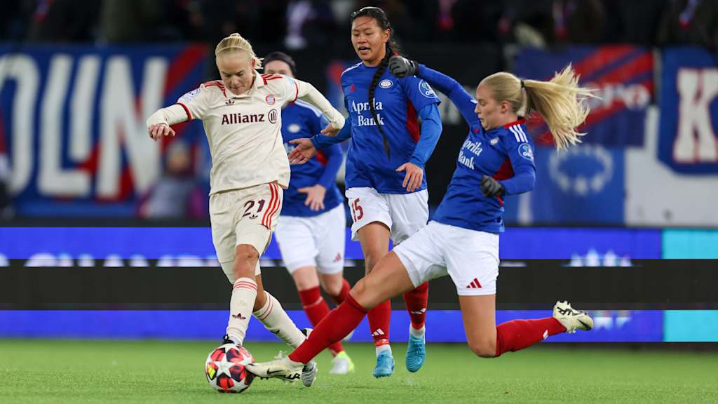 Pernille Harder im Auswärtsspiel der FC Bayern Frauen bei Vålerenga Oslo im Zweikampf