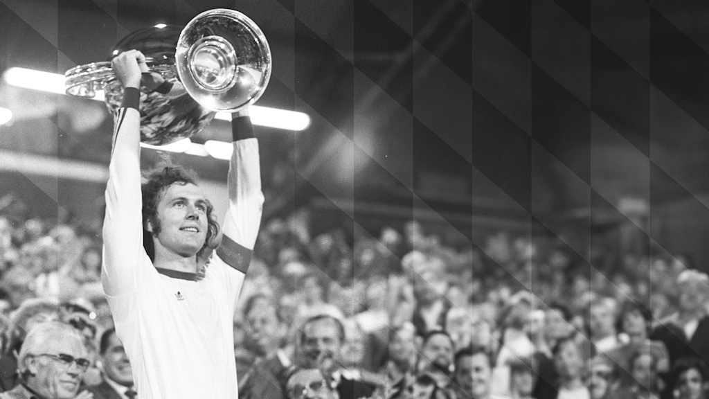 Historisch: Franz Beckenbauer hebt den Europapokal in die Luft