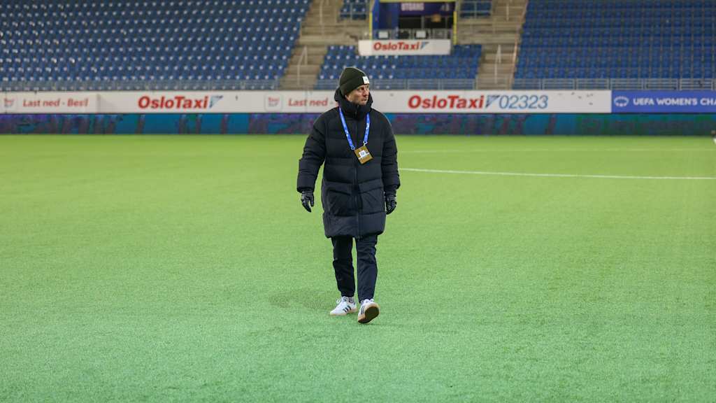 Alexander Straus ist der Trainer der FC Bayern Frauen.
