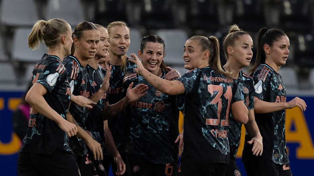 FC Bayern Frauen im Pokalspiel beim SC Freiburg