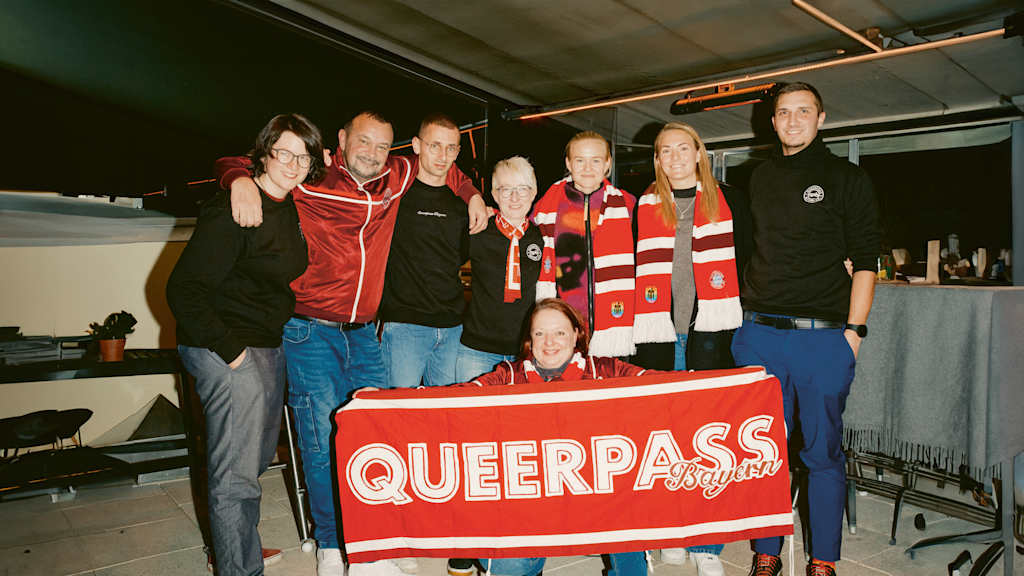 Pernille Harder und Magdalena Eriksson mit Mitgliedern des FC Bayern-Fanclub „QUEERPASS"