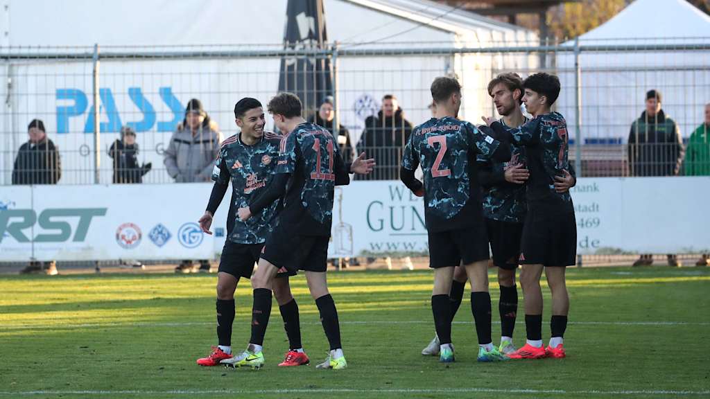 Jubel der FC Bayern Amateure gegen Aschaffenburg