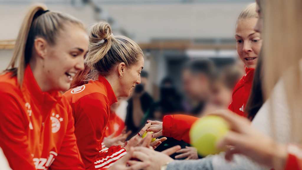 Georgia Stanway und Linda Sembrant bei einem Kennenlernspiel mit einem Tennisball mit Inhaftierten der JVA Aichach.