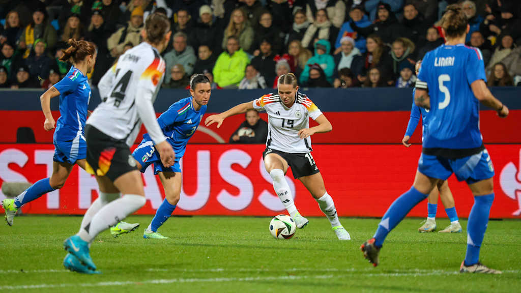 Klara Bühl with the ball at her feet surrounded by opponents in Germany's match against Italy.