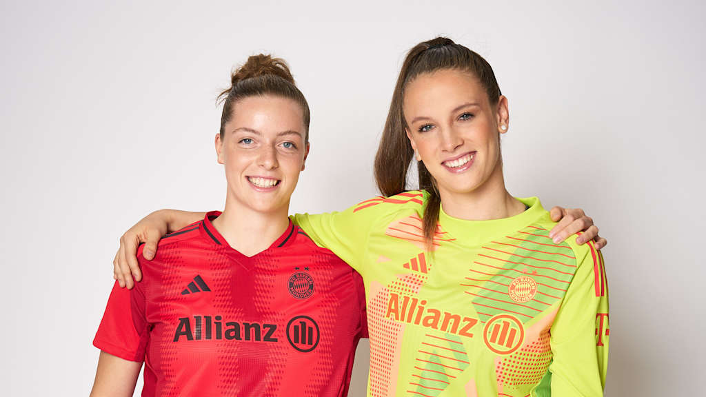 Porträt von Alara Şehitler und Ena Mahmutovic Arm in Arm mit dem FC Bayern Trikot und FCB-Torwarttrikot an.