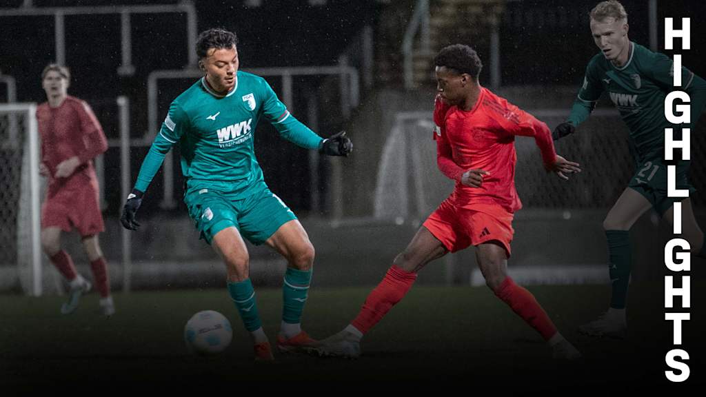 Noel Aseko Nkili, Zweikampf im Spiel der FC Bayern Amateure beim FC Augsburg II