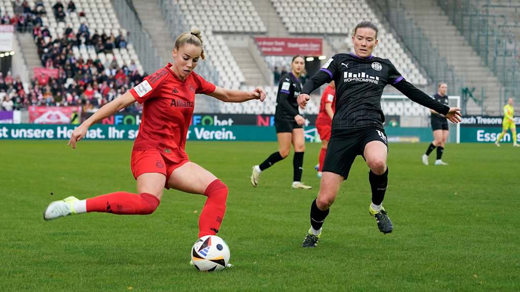 Giulia Gwinn von den FC Bayern Frauen im Spiel bei der SGS Essen am Ball.