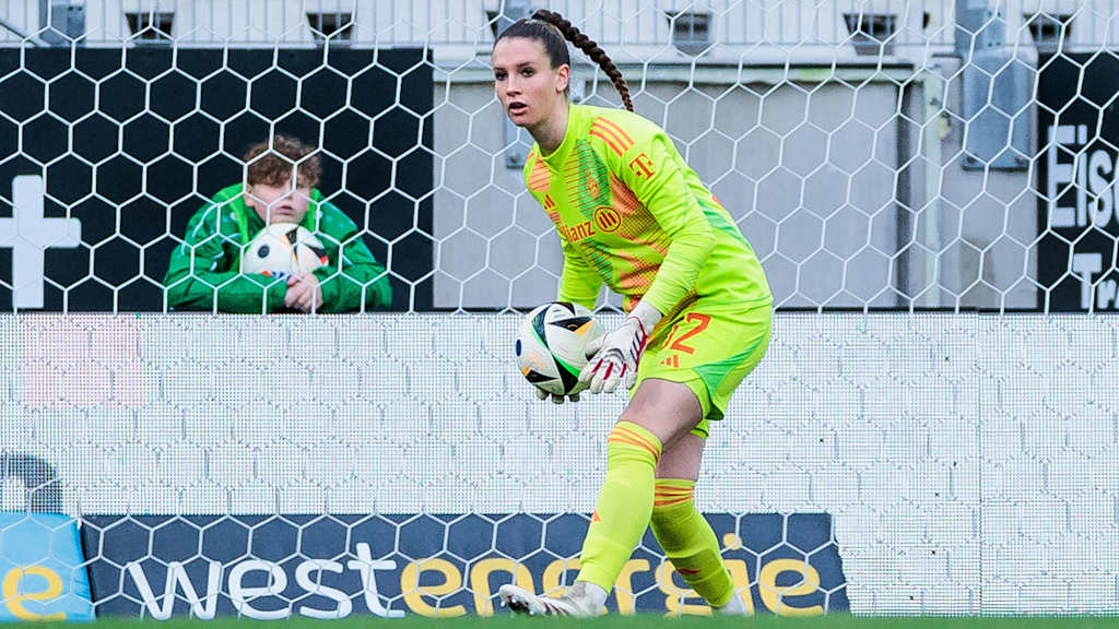 Ena Mahmutovic im Tor der FC Bayern Frauen