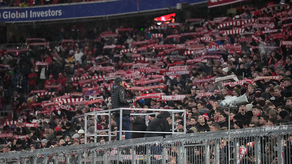 Die Fans des FC Bayern in der Südkurve der Allianz Arena singen mit Jonas Kaufmann die neue Stadionhymne ein