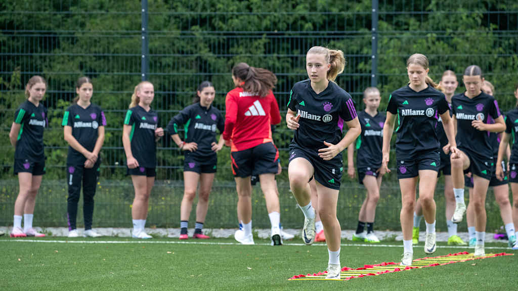 Spielerinnen der FCB-U17 beim Training.