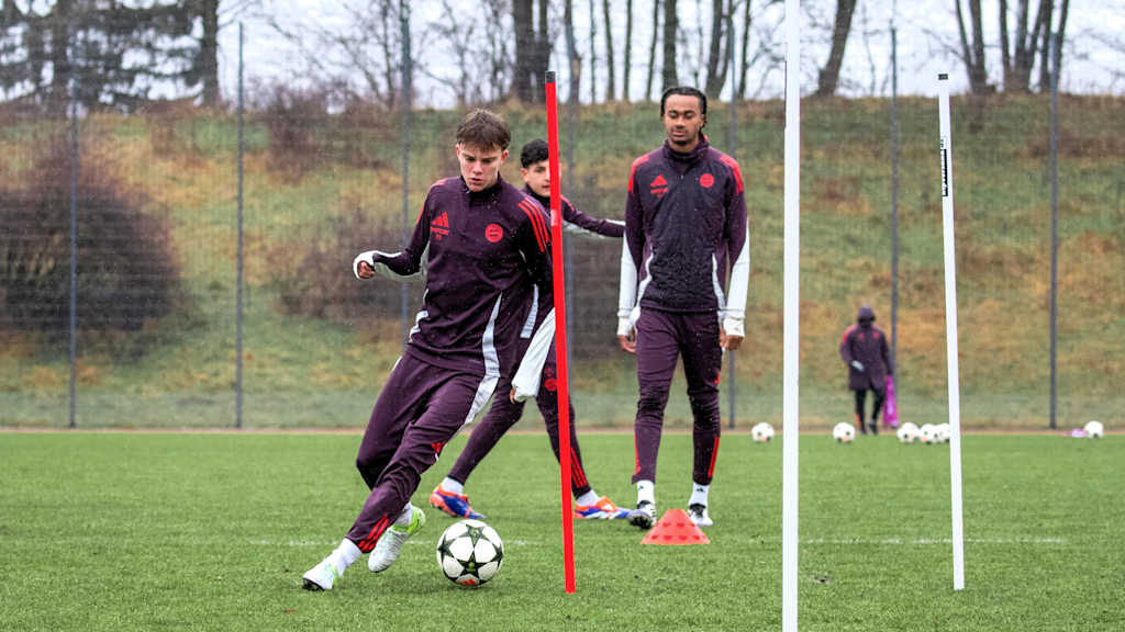 Jonathan Asp Jensen im Training der FC Bayern U19 vor dem Duell gegen Donetsk.