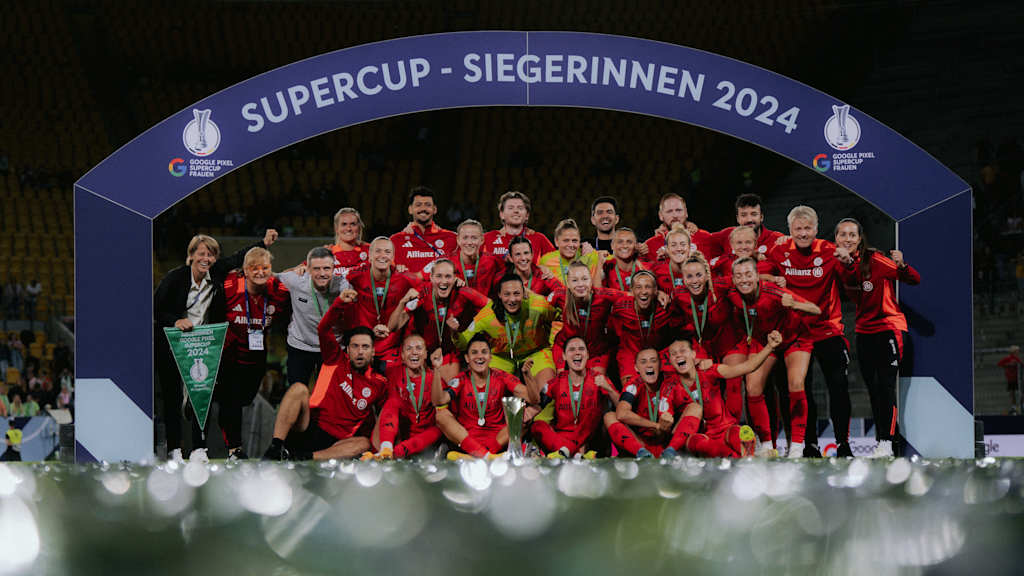 Siegerinnenbild nach dem Super Cup gegen Wolfsburg mit dem Pokal.