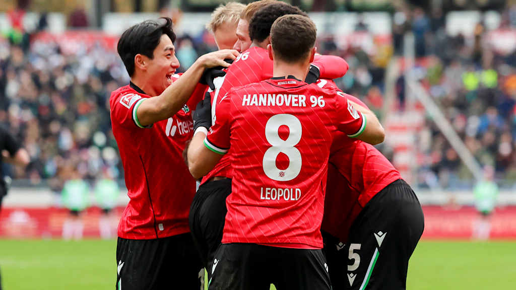 Hyunju Lee bejubelt mit seinen Teamkollegen einen Treffer gegen Ulm.