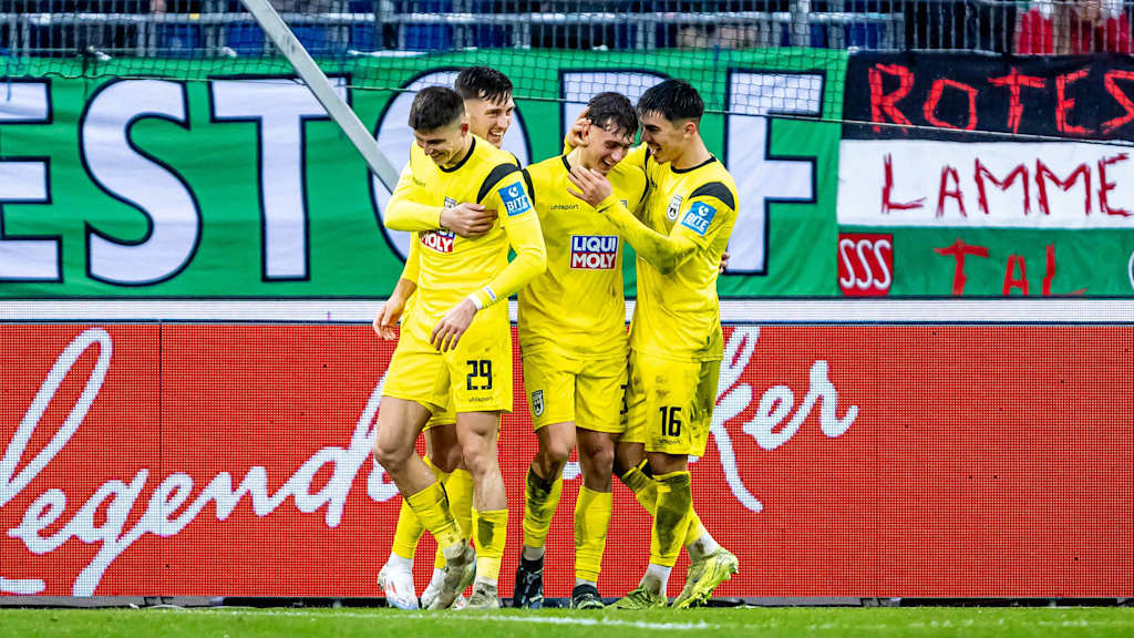 Maurice Krattenmacher bejubelt mit seinen Teamkollegen vom SSV Ulm ein Tor.