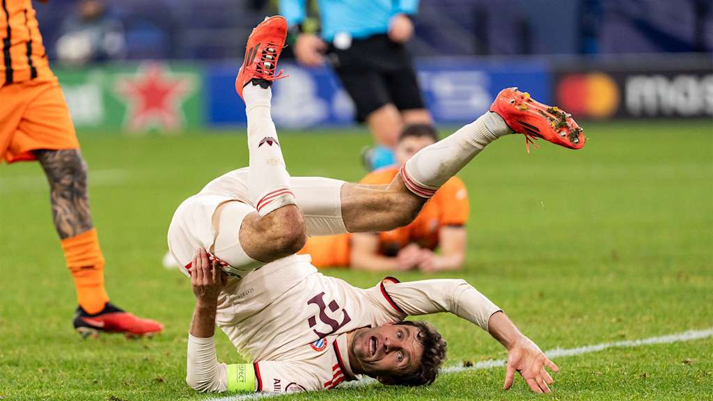 Thomas Müller kugelt nach seinem Tor über den Rasen