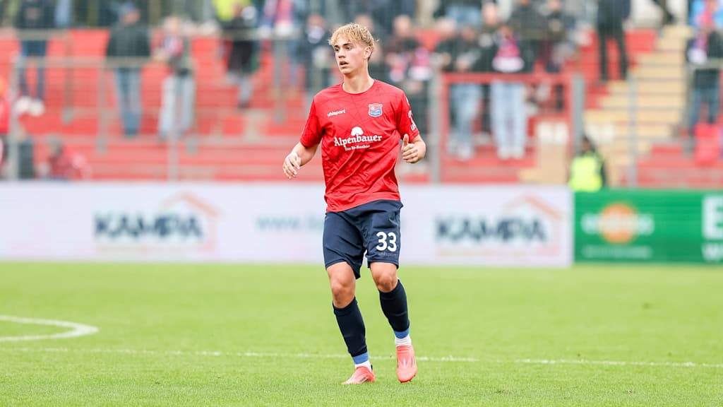 Maximilian Hennig von der SpVgg Unterhaching im Einsatz gegen Hannover 96 II.