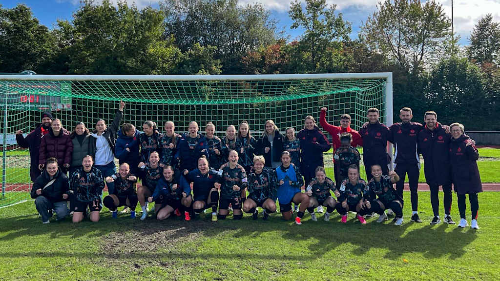 Gruppenbild der FCB-Frauen II mit Trainerteam nach dem ersten Sieg der Saison.