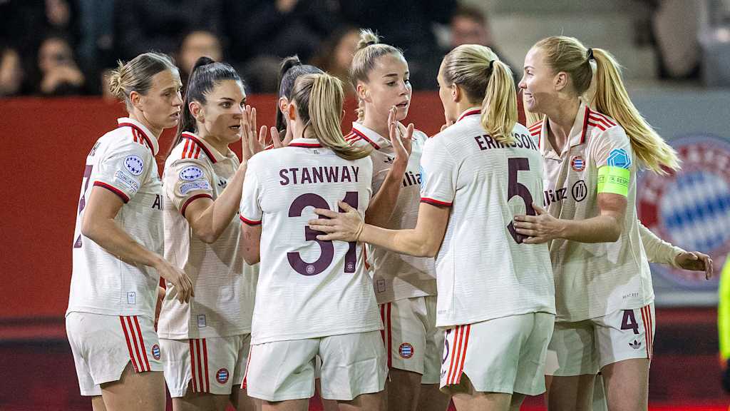 Team, Jubel, im Heimspiel der FC Bayern Frauen gegen Juventus Turin