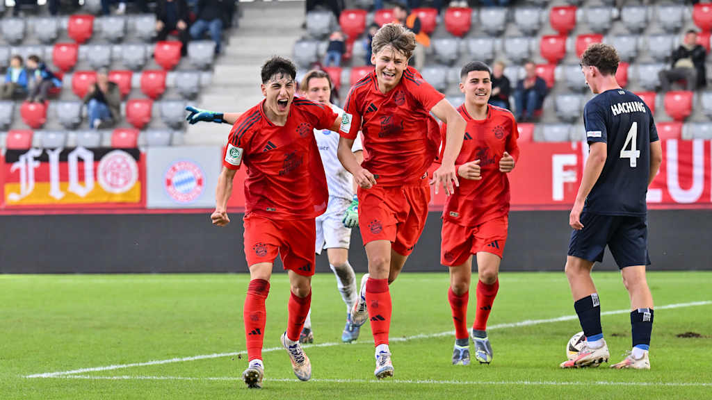 Deniz Ofli und Magnus Dalpiaz bejubeln ein Tor der U19 des FC Bayern