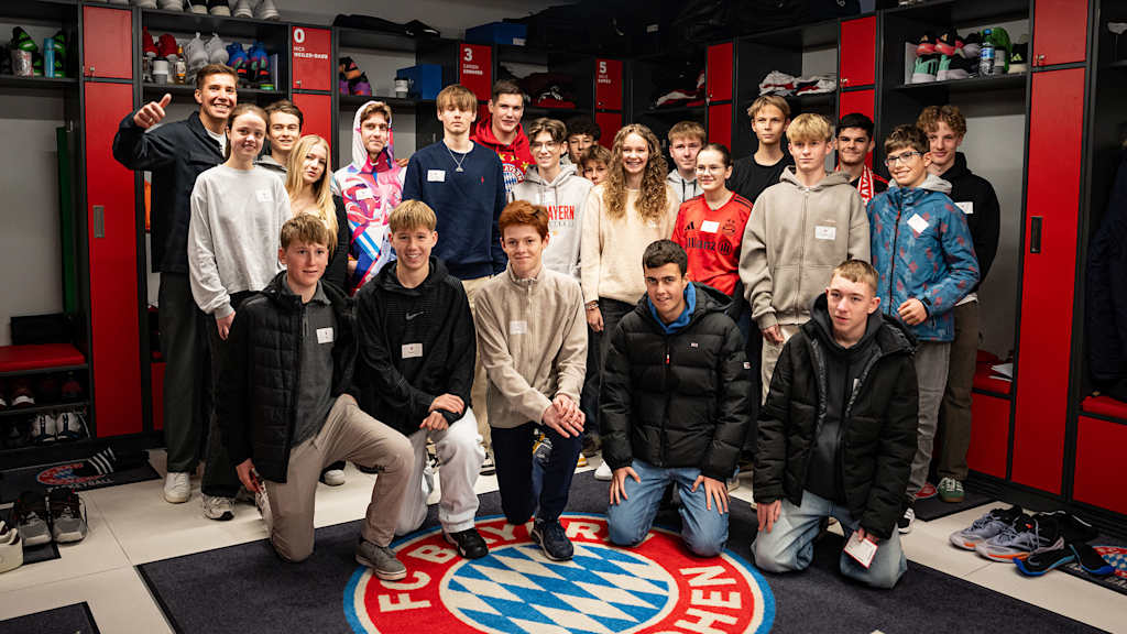 Die Mitglieder des Teens Club in der Kabine des FC Bayern Basketball