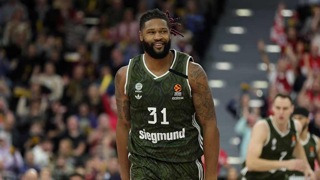 Devin Booker aims to secure the third away win in the EuroLeague with FC Bayern in Monaco.
