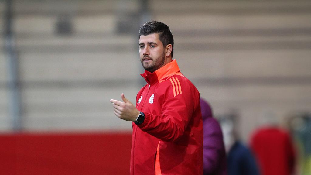 Peter Gaydarov, Cheftrainer der U19 des FC Bayern, während eines Spiels an der Seitenlinie stehend.